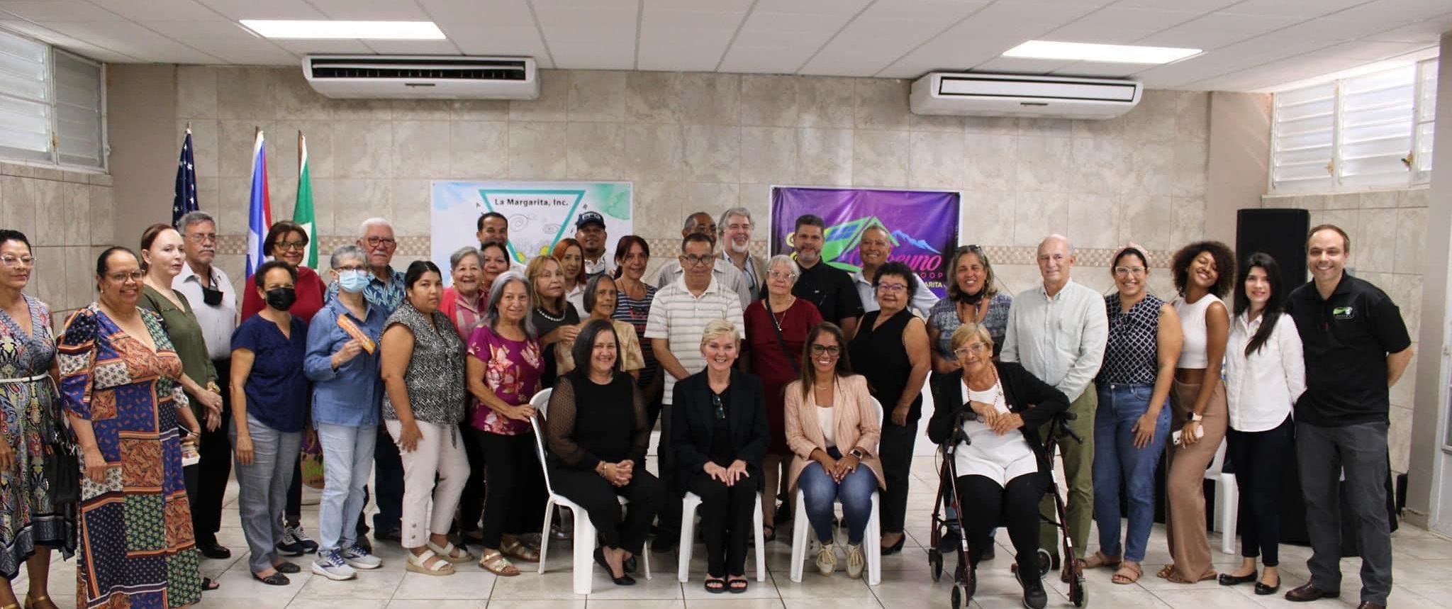 Miembros de la Asociación de Residentes de La Margarita reunidos en el Centro Comunal
