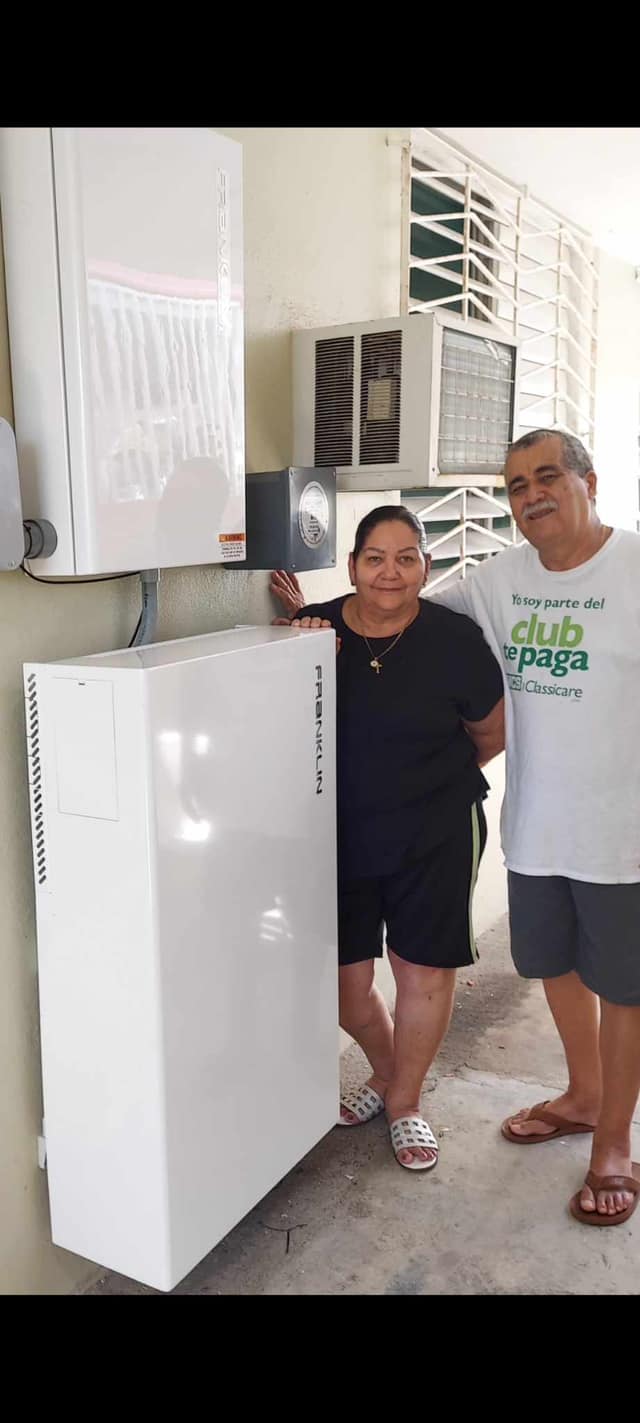Residentes de La Margarita junto a su sistema de baterías