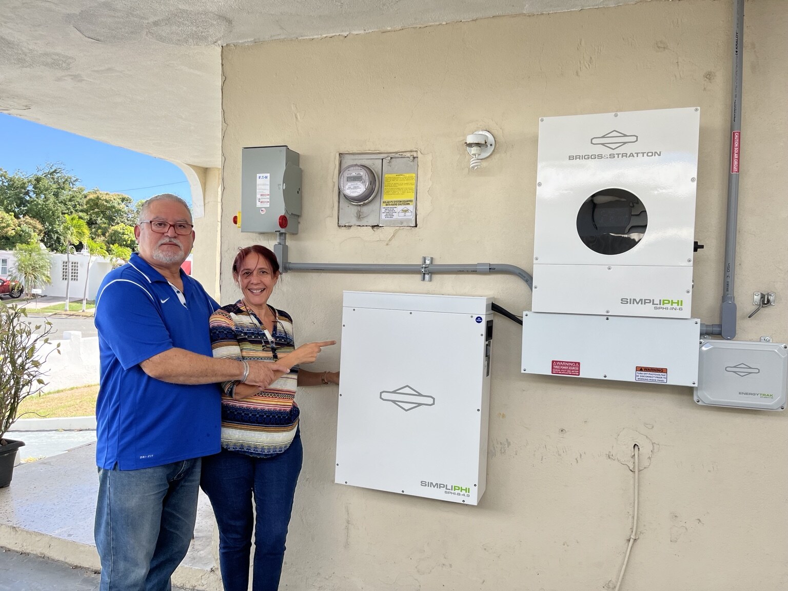 Familia con sistema solar y batería en La Margarita